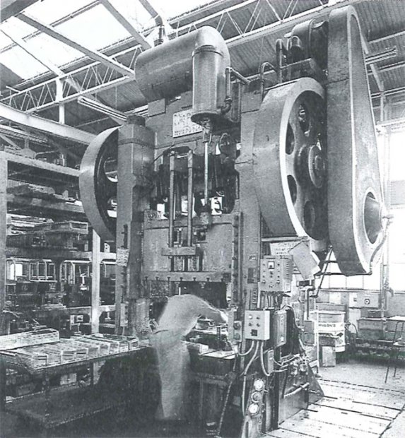 操業開始の頃の秦野工場250トンプレス